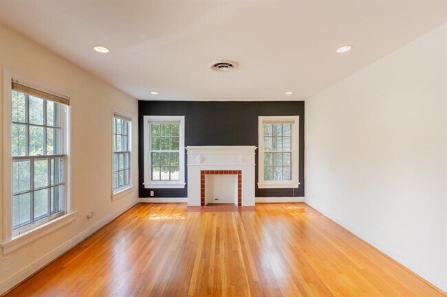 Foto del edificio - 915 E 38th St