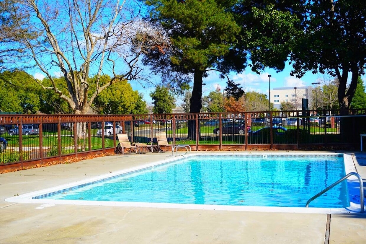 Pine Manor Apartments in Sacramento, CA