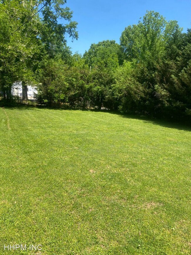 Foto del edificio - 3 br, 1 bath House - 145 Button Ave