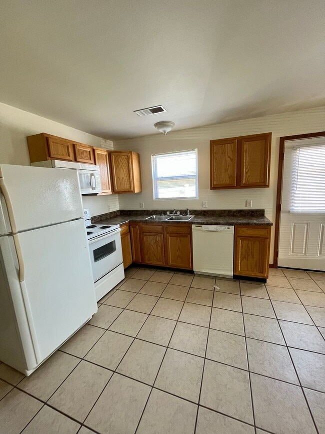 Building Photo - All Inclusive | 2 Bedroom | 1.5 Bathroom | Duplex