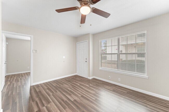 Building Photo - 516 Hollyhock st
