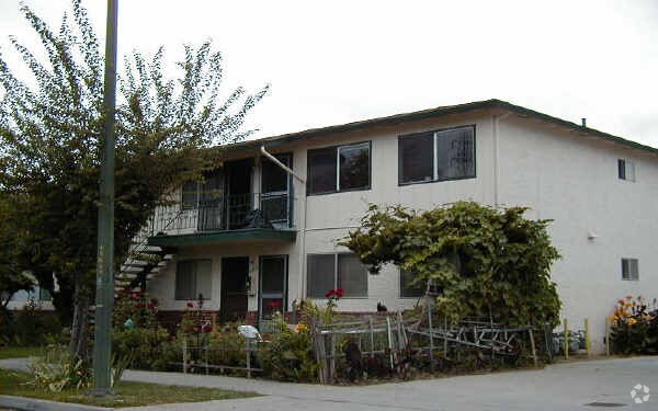 Foto del edificio - 807 Deland Ave