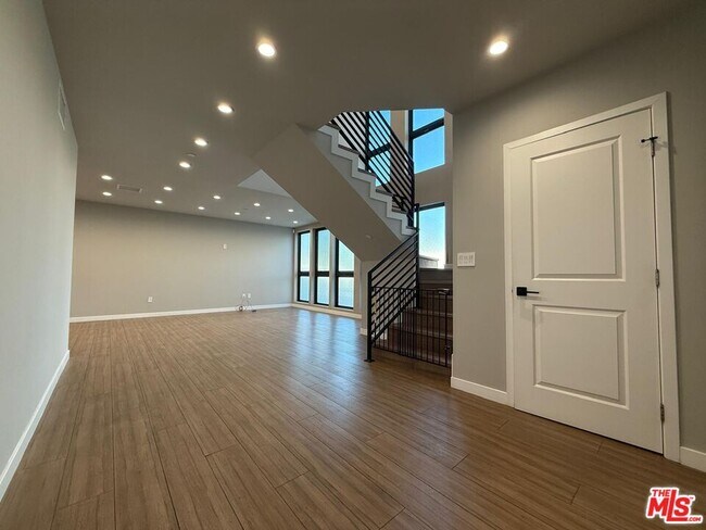 Building Photo - 9904 Laurel Canyon Blvd