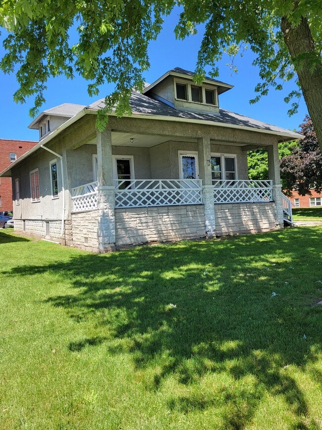 Building Photo - 744 River Dr