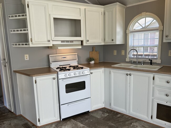 Building Photo - 5178 Rhine Dr