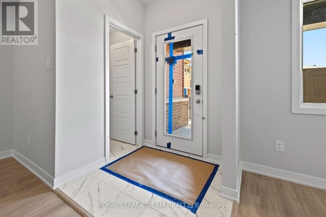 Building Photo - 808 Parnian Private