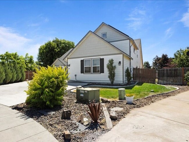 Building Photo - 617 Esperanza Ct
