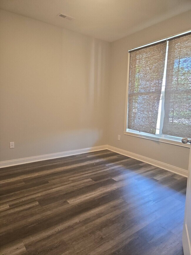 Foto del edificio - 6323 Burgin Dr