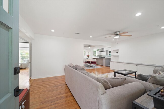 Building Photo - 4019 Blue Bonnet Blvd