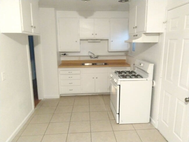 Building Photo - 3 bed 1 bath available in North Highlands!