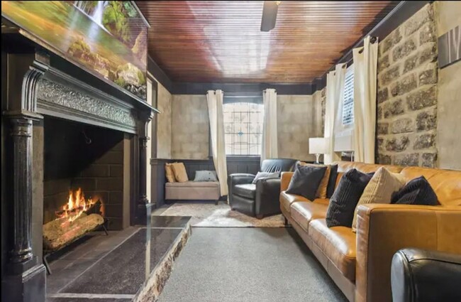 Building Photo - The Glebe Castle: Spacious 5BR House in Ar...