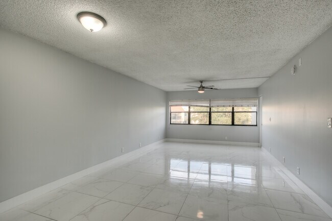 Living Room - 303 Racquet Club Rd