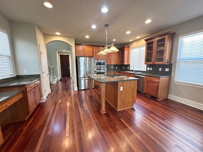 Foto del edificio - 4 Bedroom Home with Large Bonus Room!