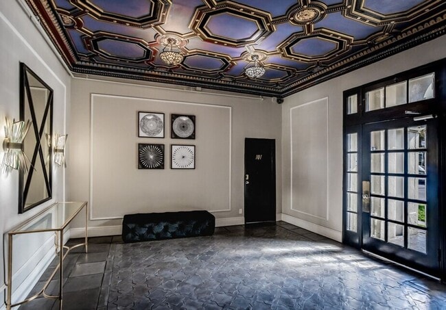 Interior Photo - La Chandelle