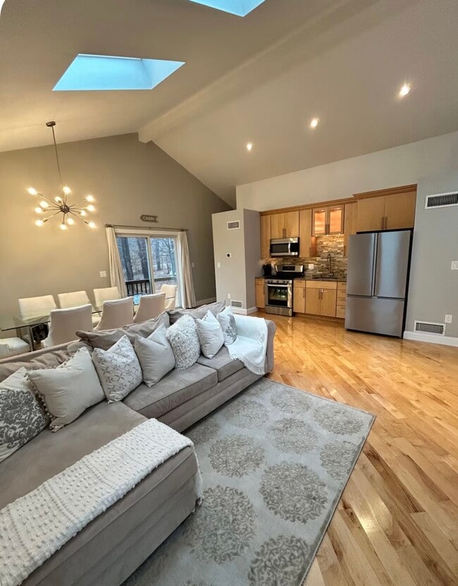 Building Photo - 225 Snow Shoe Ln