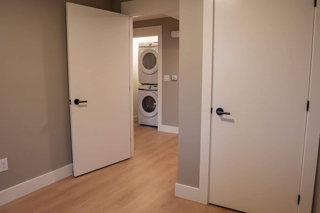 Building Photo - 77 Colonial Cres