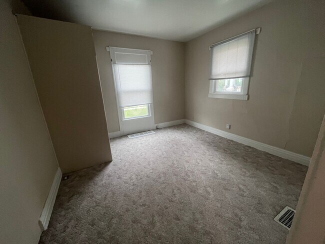 Building Photo - 3 Bedroom 1 Bath Near Campus