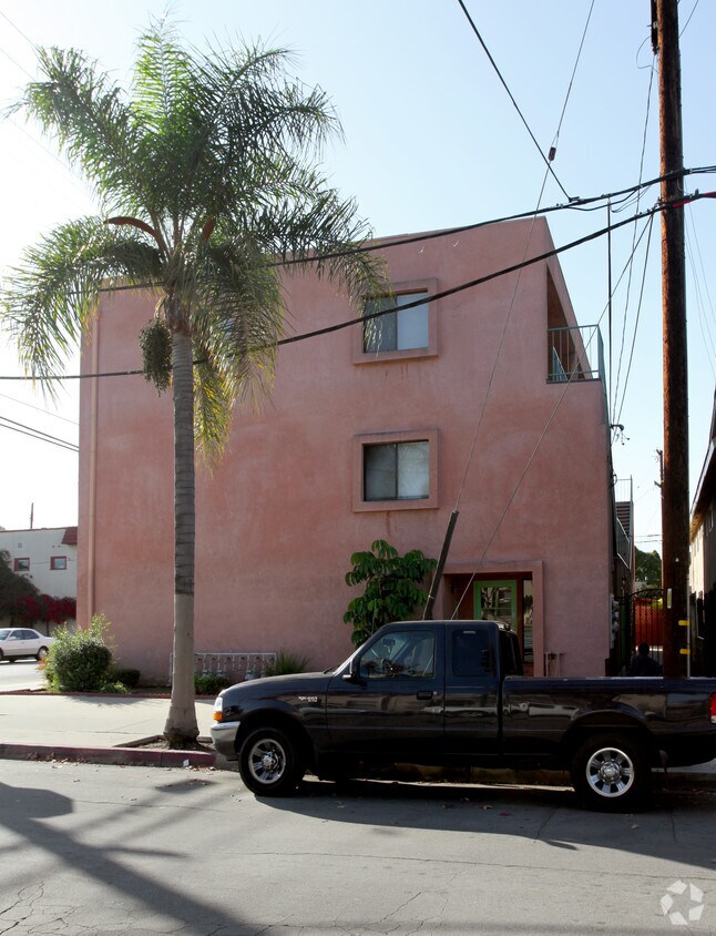 Foto del edificio - 2641 E 10th St