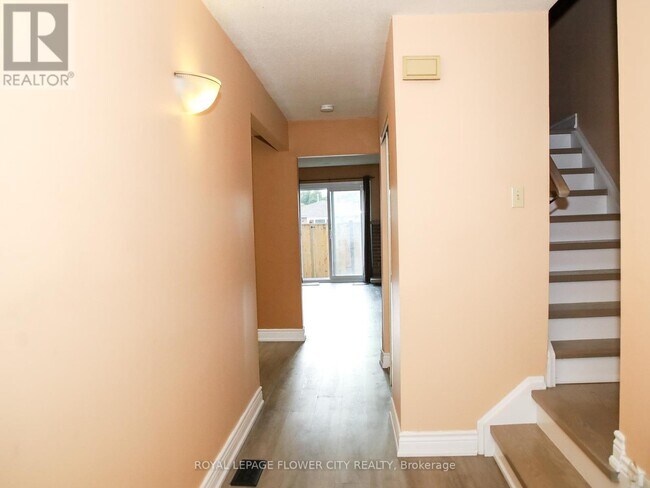 Building Photo - 43 Greenwich Cir