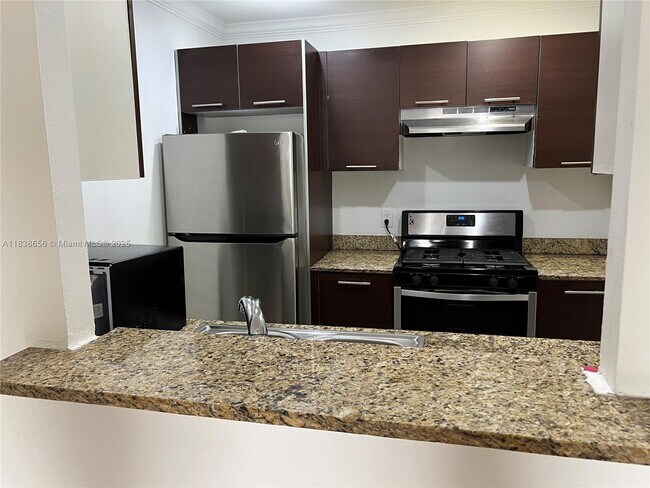 Foto del edificio - 18111 NW 68th Ave