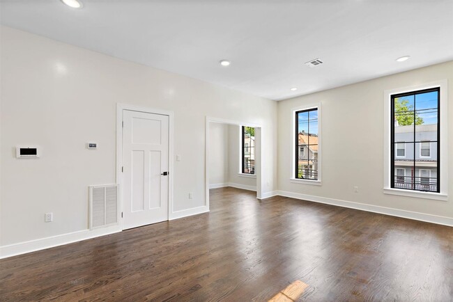 Building Photo - 133 Hutton St