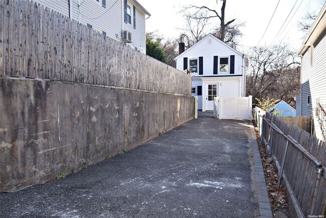 Building Photo - 22 Pine Dr