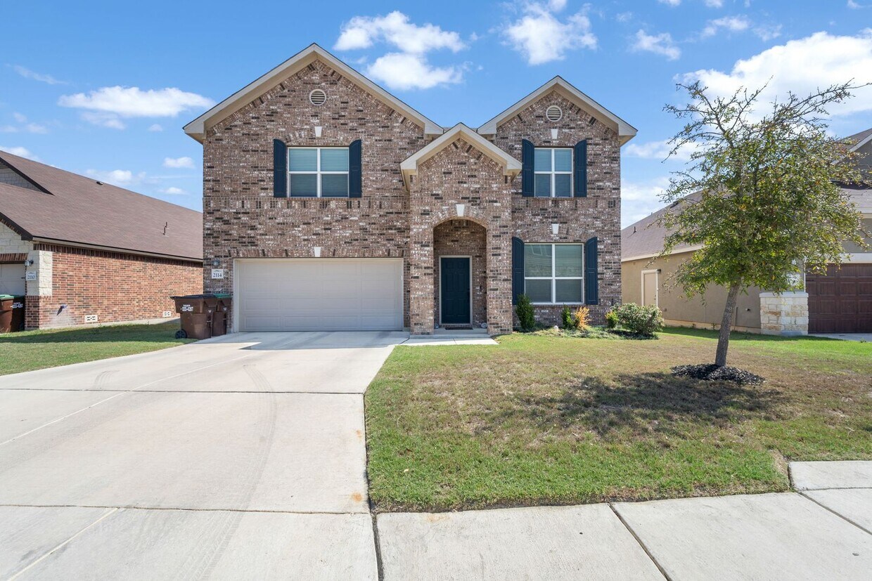 Foto principal - Stunning Two-Story Home on Far West Side
