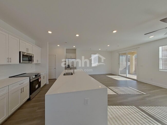 Building Photo - 5880 Vaes Dothrak St