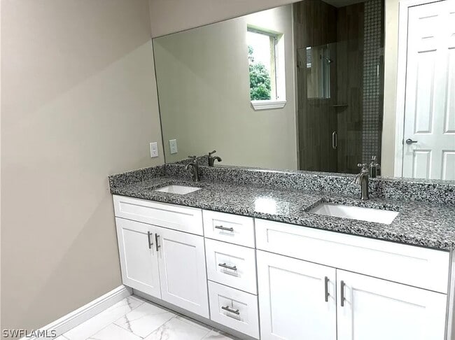 Building Photo - 1400 E 4th St