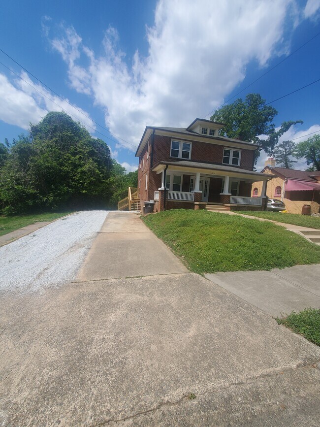 Long driveway with more than enough parking space - 2514 N Patterson Ave