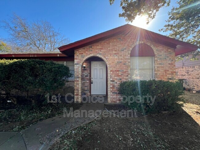 Foto del edificio - 2212 Viewtop Ln