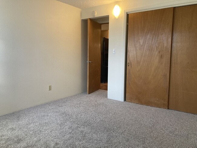 Building Photo - Lovely 2BR/1BA with large kitchen! Laundry...