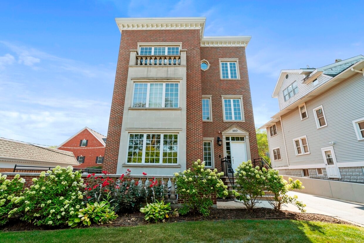 107 S Grant St Unit 101, Hinsdale, IL 60521 Condo for Rent in