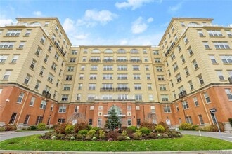 Building Photo - 10 Byron Pl