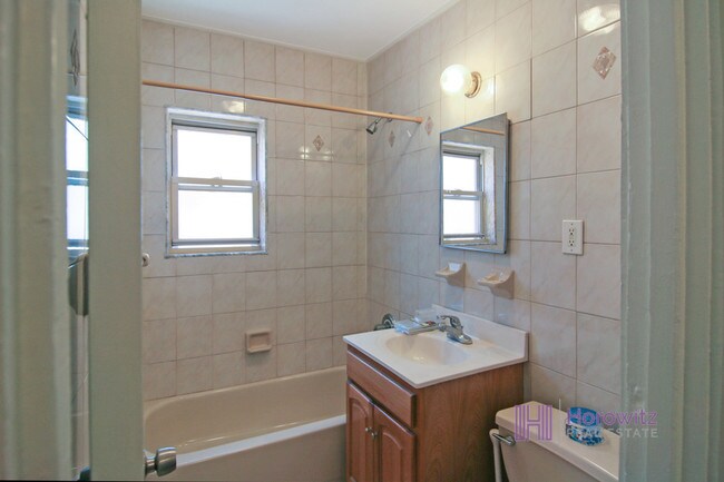 Building Photo - 37-18 21st Ave
