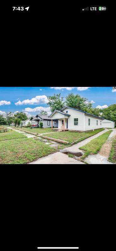 Building Photo - 1126 E Ave B