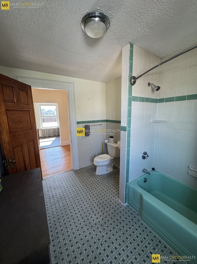 Building Photo - 465 Park Dr