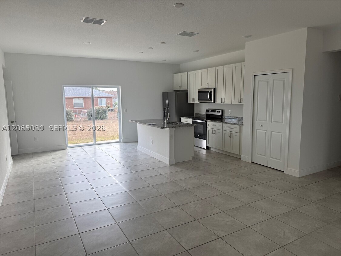Building Photo - 404 Marion Oaks Dr