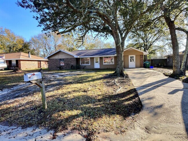 Foto del edificio - Spacious 4-Bedroom, 2-Bathroom Home in Ocean Springs – Prime Location & Move-In Ready!