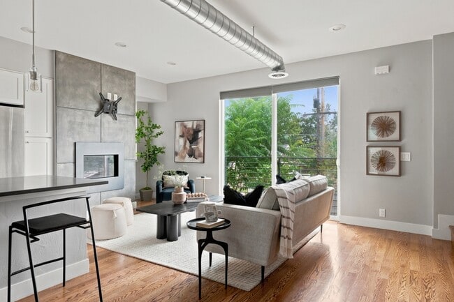 Foto del edificio - 4922 Lowell Blvd
