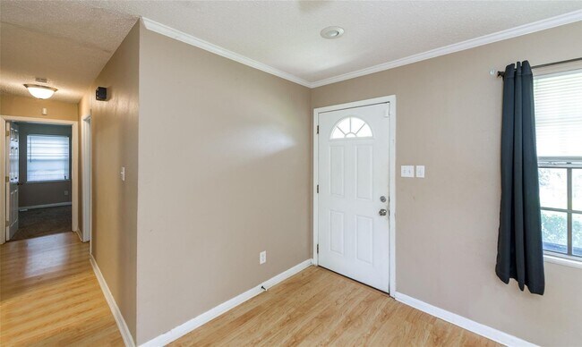 Foto del edificio - 3217 Thunderbird Ln