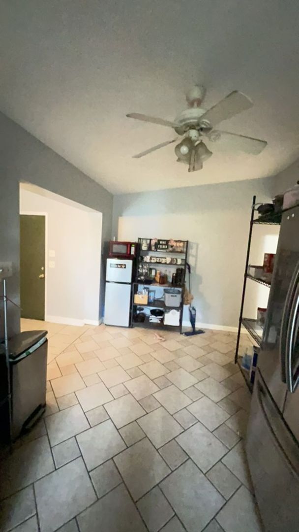 Building Photo - 4 BEDROOM 2BATH- With POOL-Corner Lot-Must...