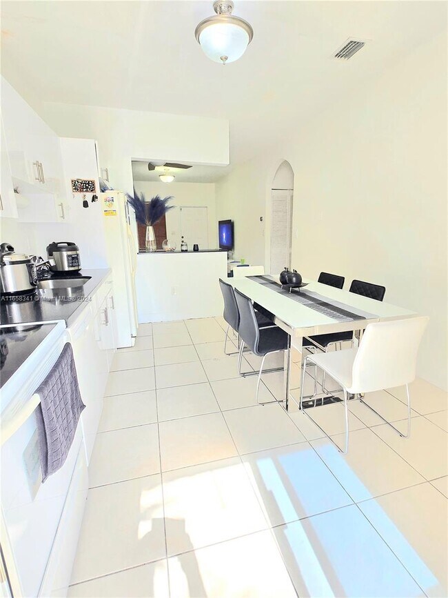 Foto del edificio - 6900 NW 179th St