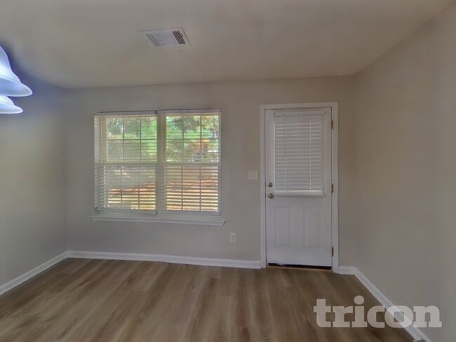 Building Photo - 2177 Red Oak Cir