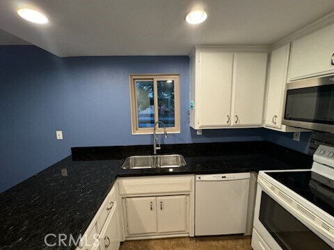 Foto del edificio - 24311 Canyon Lake Dr N