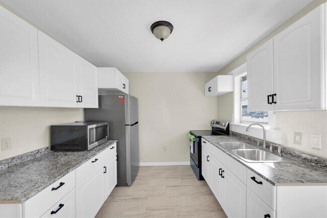 Building Photo - 1607 18th St E