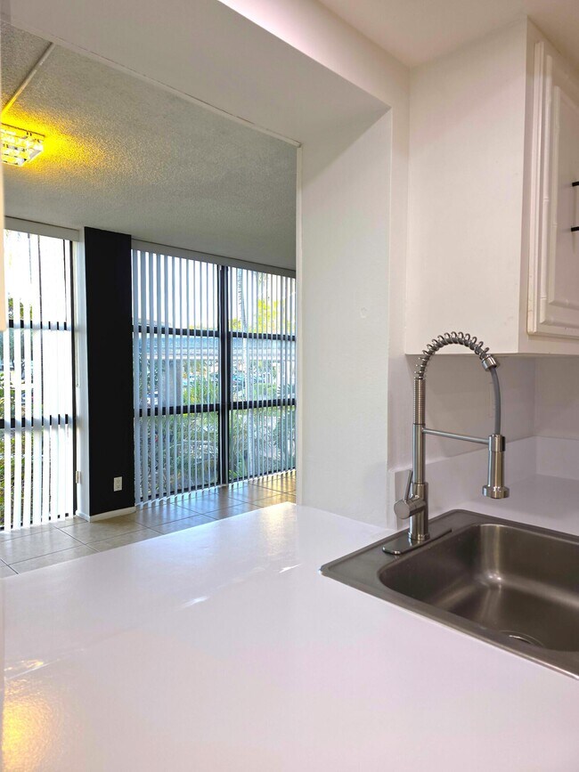 Building Photo - 800 Parkview Dr