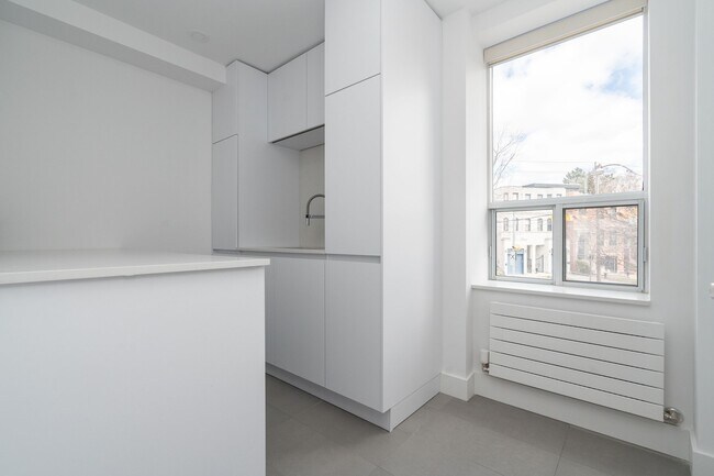Building Photo - 755 Avenue Rd