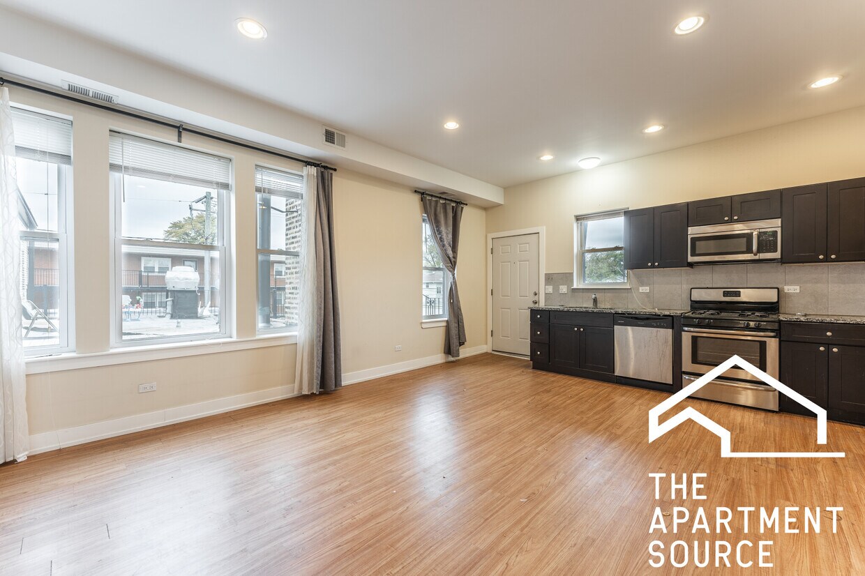 Foto principal - 4750 N Kenneth Ave