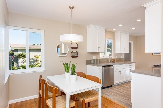 Foto del edificio - PARADISE HLLS BEST KEPT SECRET !!!3 BEDROO...